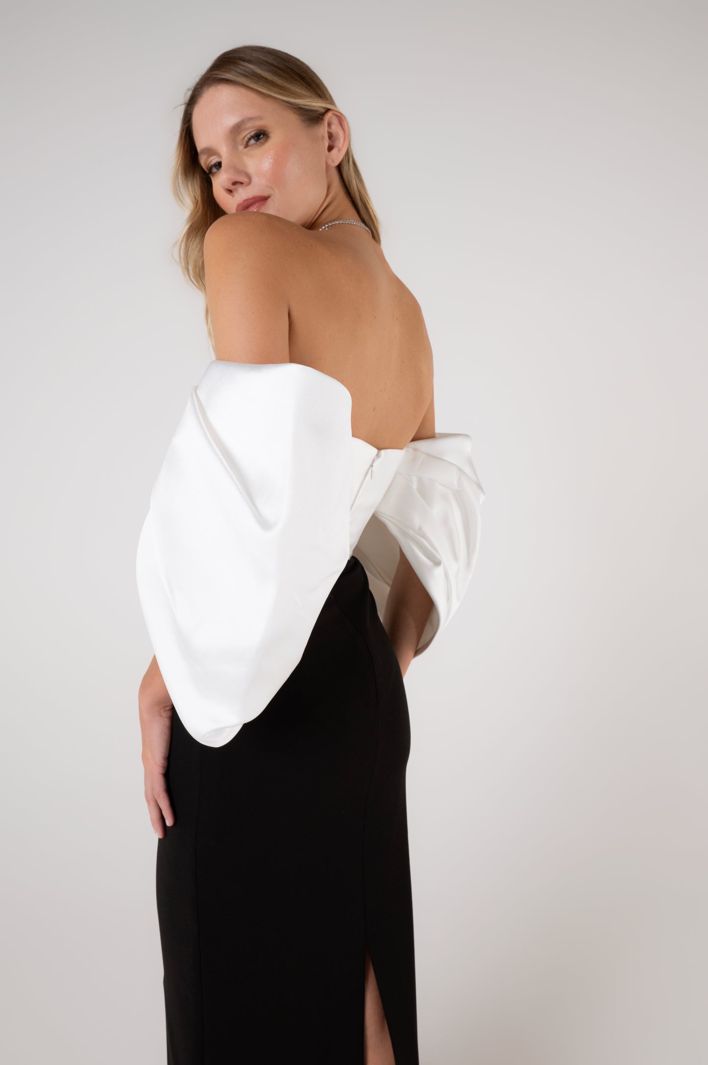 Vestido Sian Maxi em Off White e Preto - Solace London