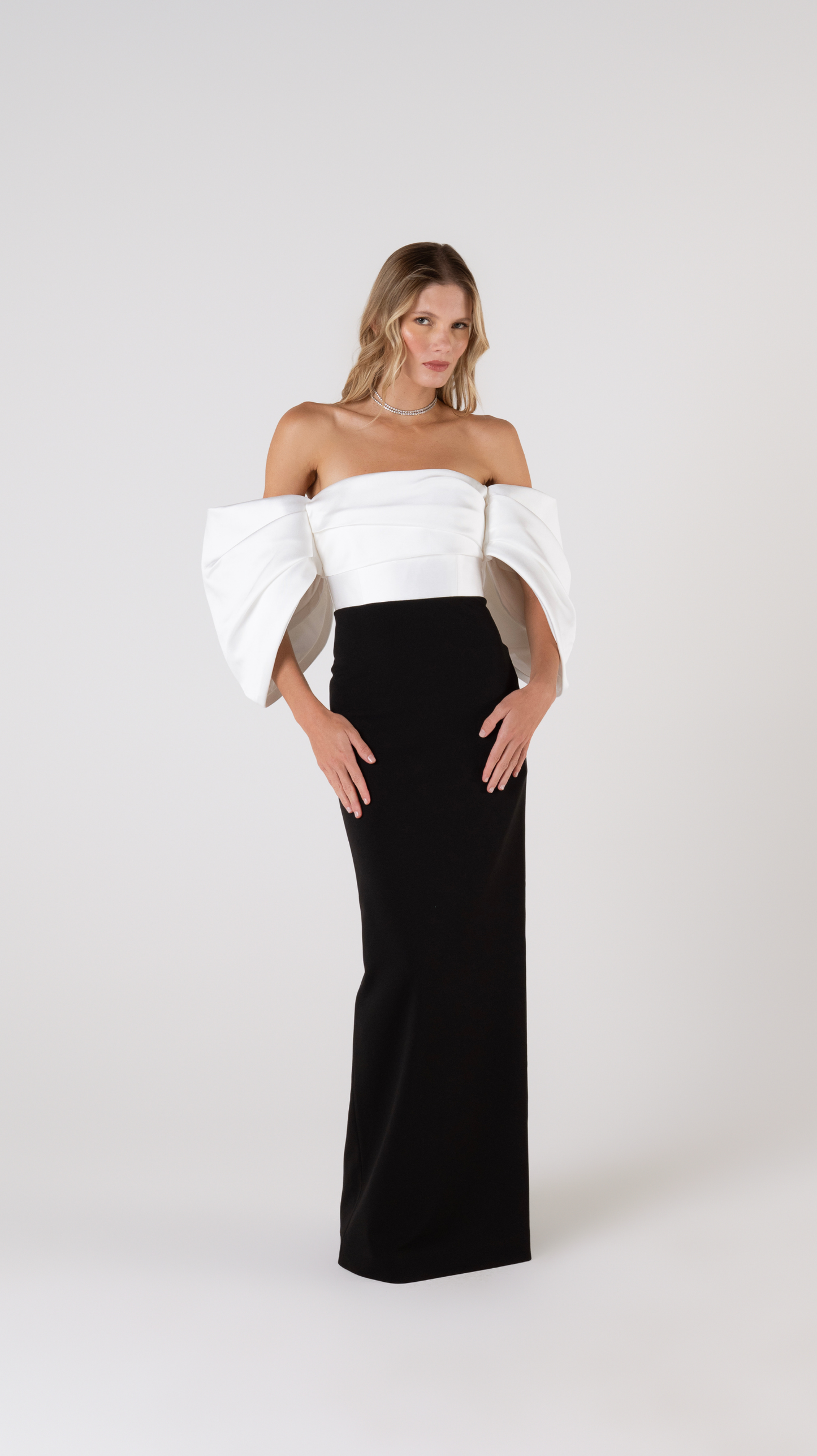 Vestido Sian Maxi em Off White e Preto - Solace London