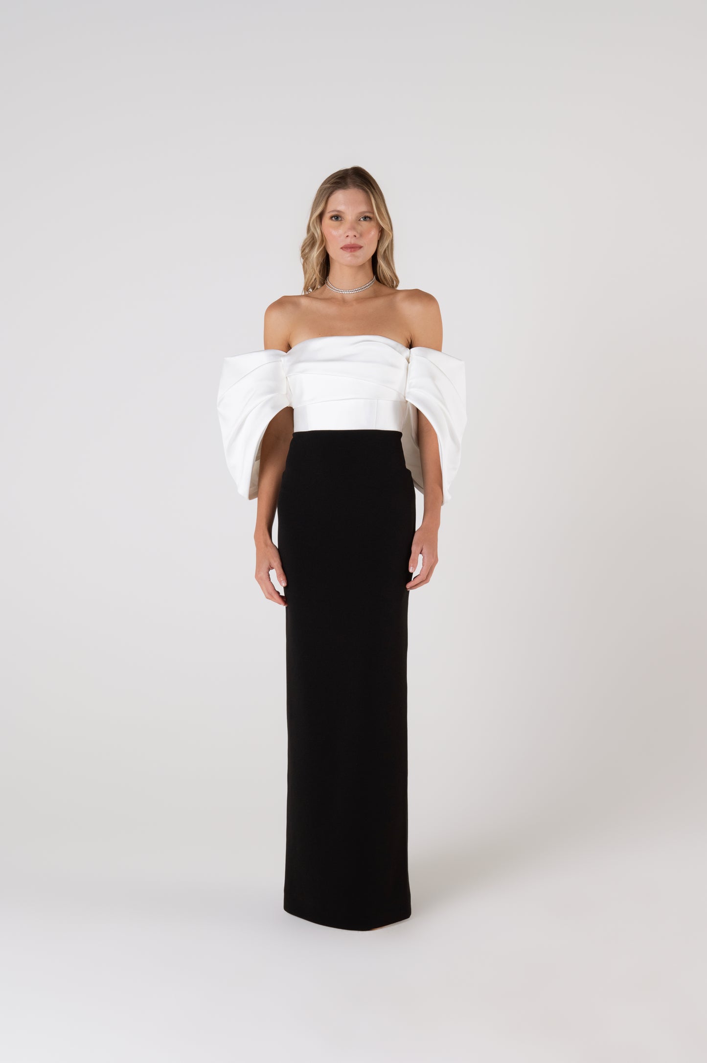 Vestido Sian Maxi em Off White e Preto - Solace London