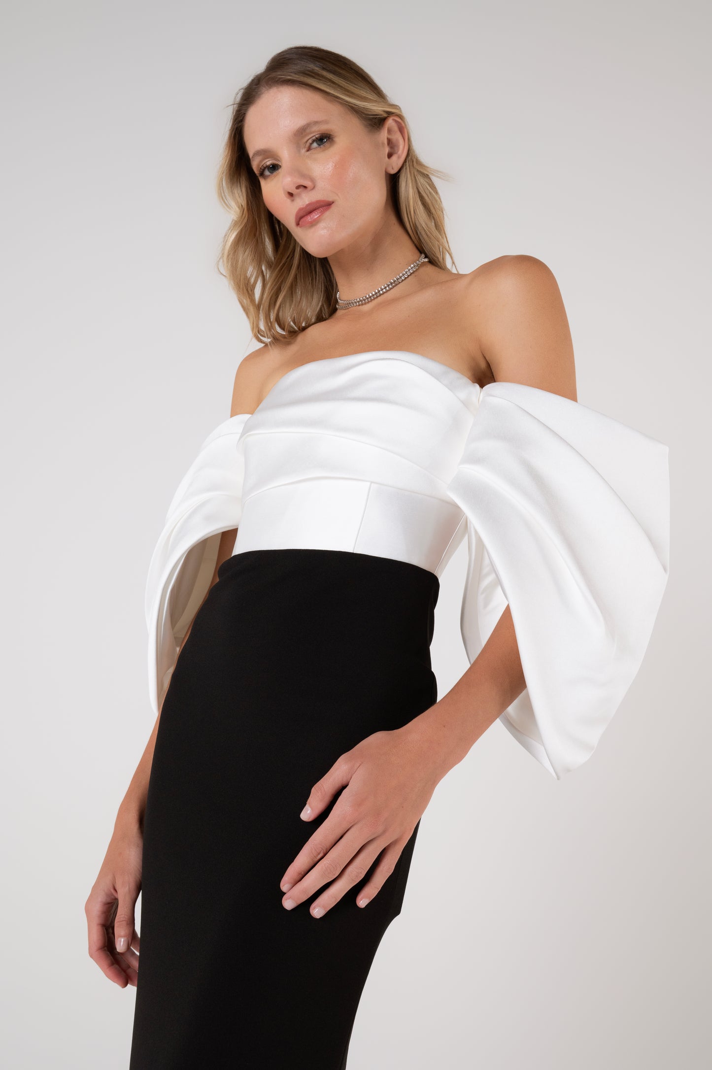 Vestido Sian Maxi em Off White e Preto - Solace London