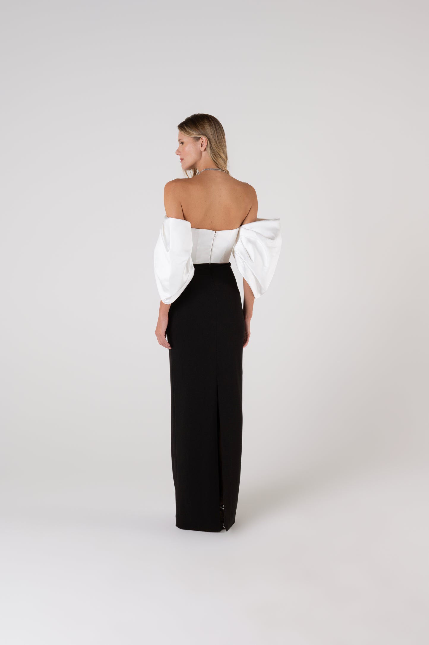 Vestido Sian Maxi em Off White e Preto - Solace London