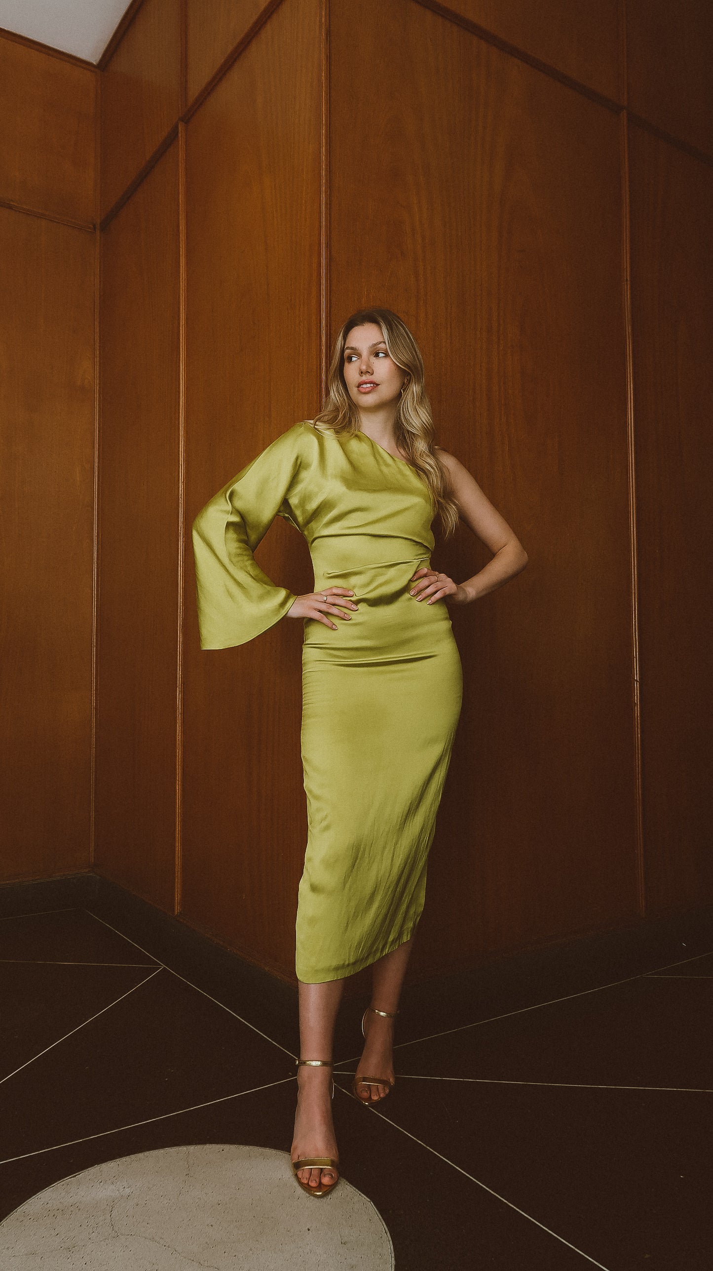 Vestido assimétrico com efeito cetim – ZARA